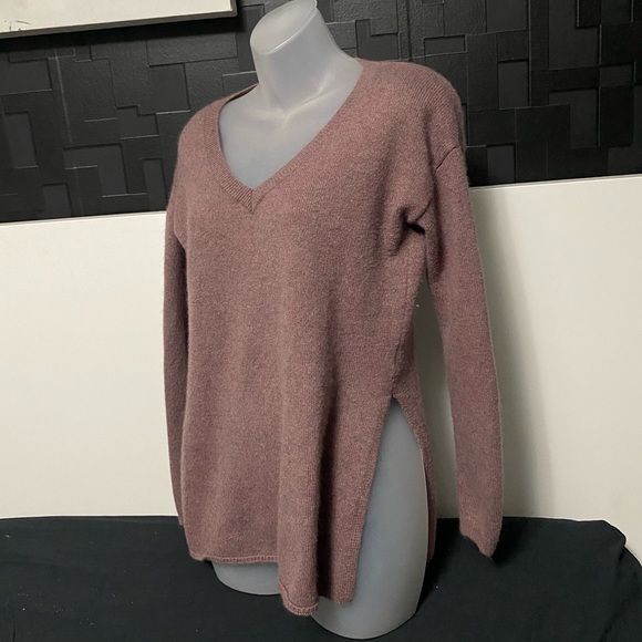 Aritzia Sweaters - Aritzia Talula Vneck Long Sleeve Side Slit Sweater